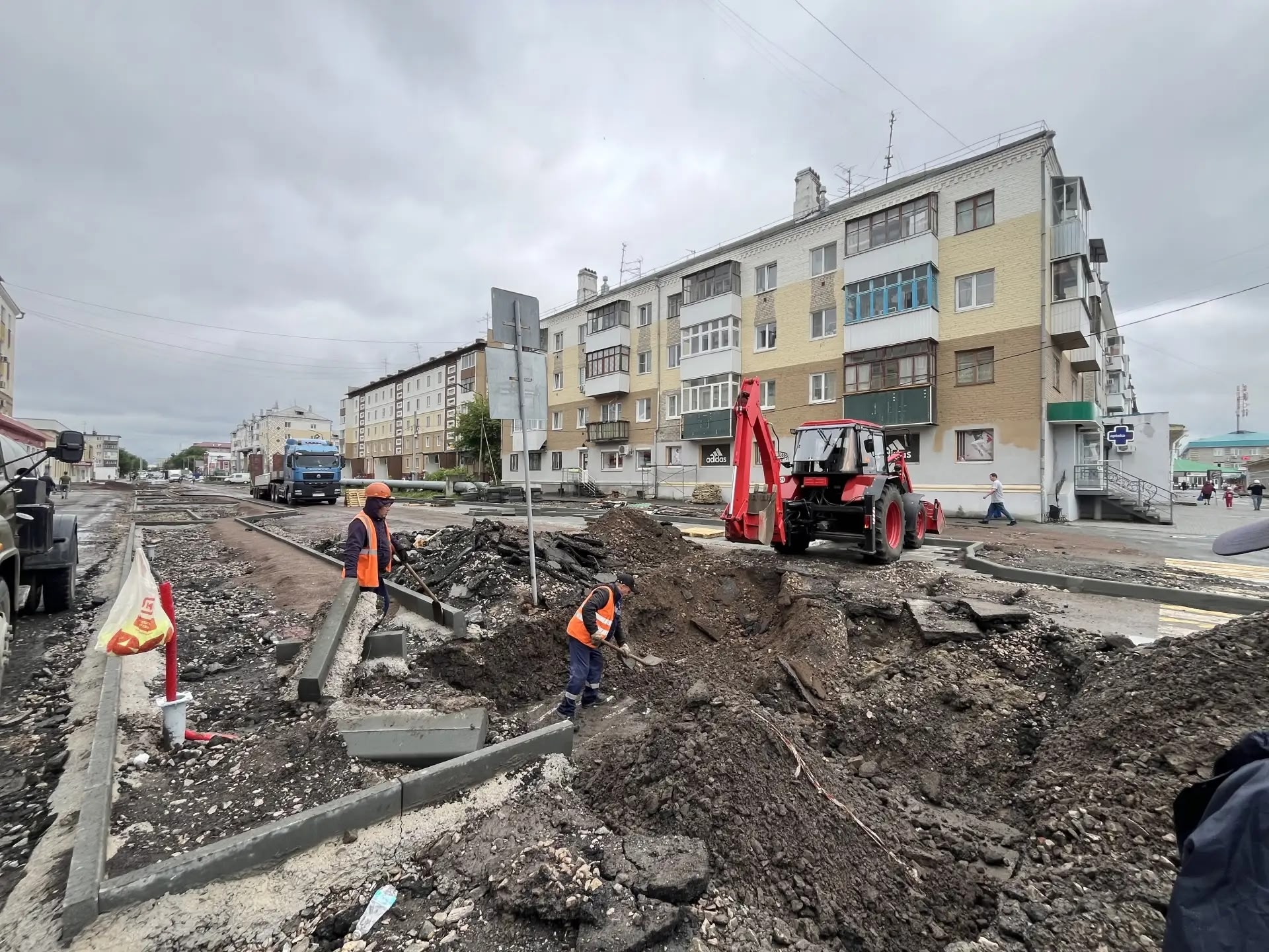 Продолжаются гидравлические испытания основной тепловой магистрали по улице Февральской