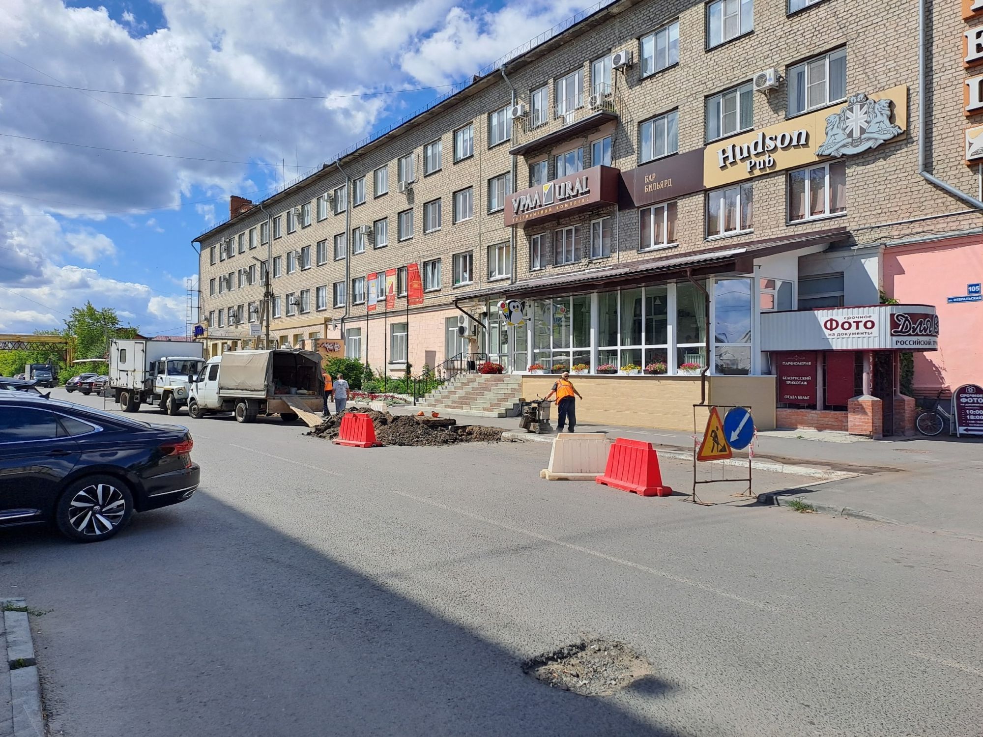 Тепломагистраль по улице Февральская: один трубопровод готов к зиме, на втором продолжаются ремонтные работы